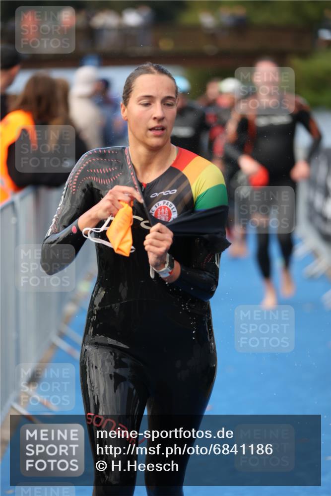 25.08.2024 - Elbe Triathlon Hamburg H.Heesch http://msf.ph/oto/6841186 25.08.2024 08:44:31 Schwimmen 80, 120, 124, 134, 139, 145, 152, 161, 166, 186, 188, 197 meine-sportfotos.de