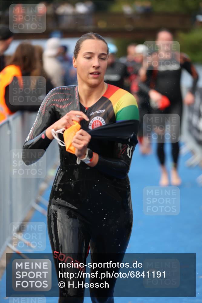 25.08.2024 - Elbe Triathlon Hamburg H.Heesch http://msf.ph/oto/6841191 25.08.2024 08:44:31 Schwimmen 80, 120, 124, 134, 139, 145, 152, 161, 166, 186, 188, 197 meine-sportfotos.de