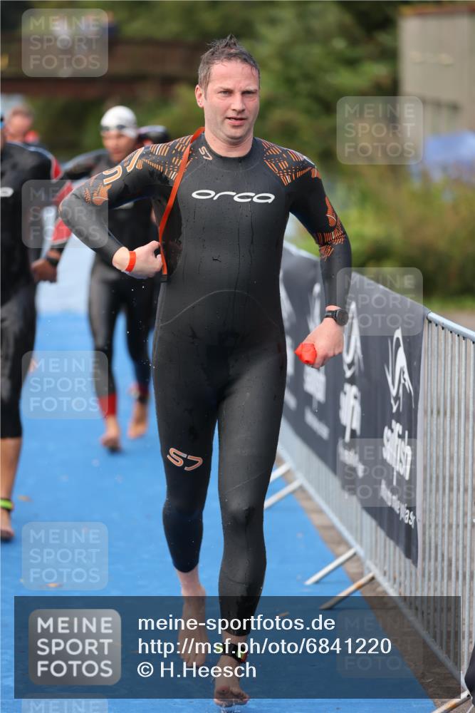 25.08.2024 - Elbe Triathlon Hamburg H.Heesch http://msf.ph/oto/6841220 25.08.2024 08:44:33 Schwimmen 80, 120, 124, 134, 145, 152, 161, 166, 186, 188, 197 meine-sportfotos.de