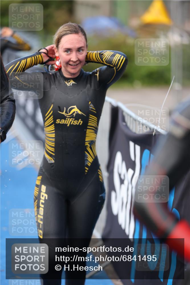 25.08.2024 - Elbe Triathlon Hamburg H.Heesch http://msf.ph/oto/6841495 25.08.2024 08:44:38 Schwimmen 80, 120, 124, 134, 145, 152, 161, 166, 169, 186, 188, 197 meine-sportfotos.de
