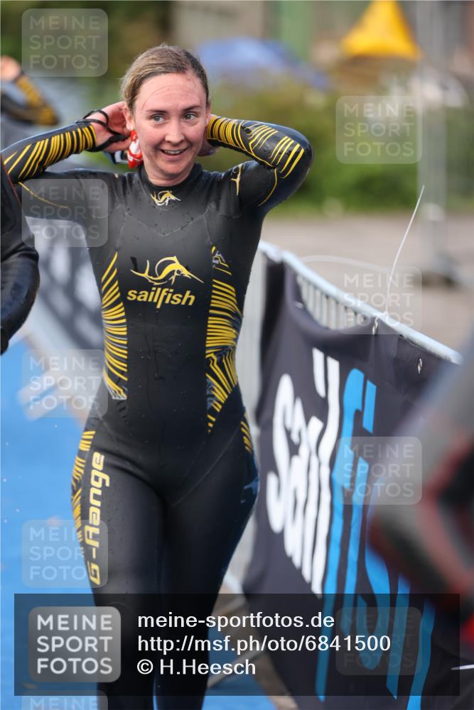 25.08.2024 - Elbe Triathlon Hamburg H.Heesch http://msf.ph/oto/6841500 25.08.2024 08:44:38 Schwimmen 80, 120, 124, 134, 145, 152, 161, 166, 169, 186, 188, 197 meine-sportfotos.de