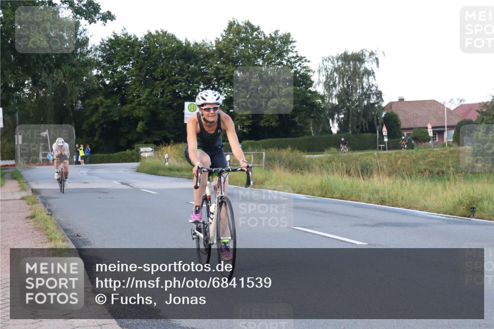 25.08.2024 - Elbe Triathlon Hamburg Fuchs,  Jonas http://msf.ph/oto/6841539 25.08.2024 08:57:43 Radfahren 58, 97, 185, 126, 147 meine-sportfotos.de