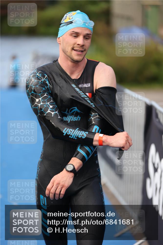 25.08.2024 - Elbe Triathlon Hamburg H.Heesch http://msf.ph/oto/6841681 25.08.2024 08:44:42 Schwimmen 80, 120, 124, 134, 145, 152, 161, 166, 169, 186, 188, 197 meine-sportfotos.de