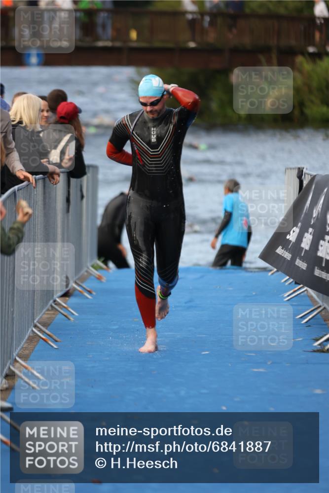 25.08.2024 - Elbe Triathlon Hamburg H.Heesch http://msf.ph/oto/6841887 25.08.2024 08:45:10 Schwimmen 168, 169 meine-sportfotos.de
