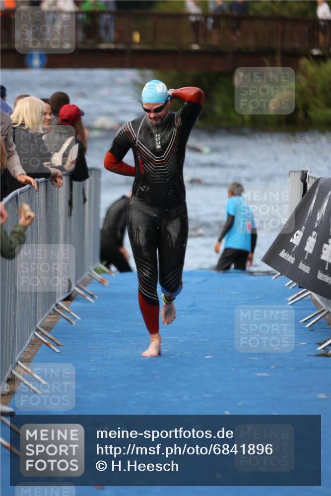 25.08.2024 - Elbe Triathlon Hamburg H.Heesch http://msf.ph/oto/6841896 25.08.2024 08:45:10 Schwimmen 168, 169 meine-sportfotos.de