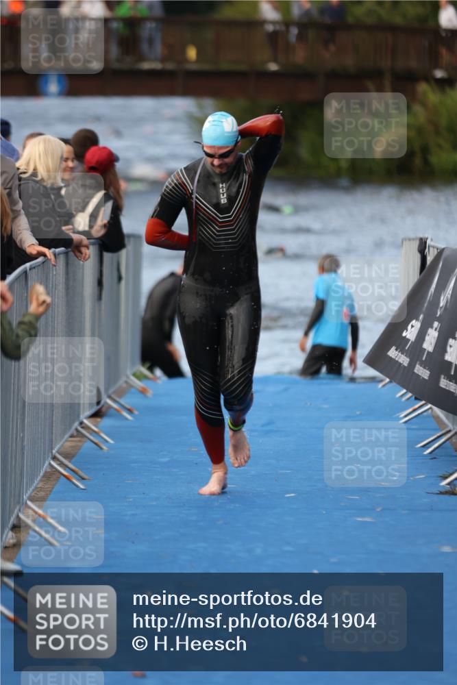 25.08.2024 - Elbe Triathlon Hamburg H.Heesch http://msf.ph/oto/6841904 25.08.2024 08:45:10 Schwimmen 168, 169 meine-sportfotos.de