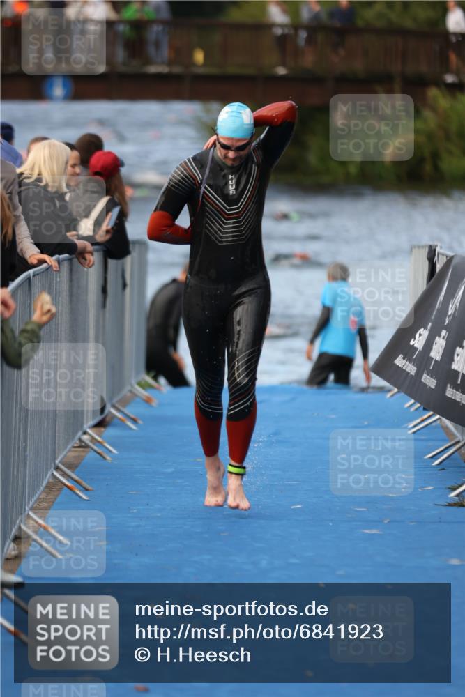 25.08.2024 - Elbe Triathlon Hamburg H.Heesch http://msf.ph/oto/6841923 25.08.2024 08:45:10 Schwimmen 168, 169 meine-sportfotos.de