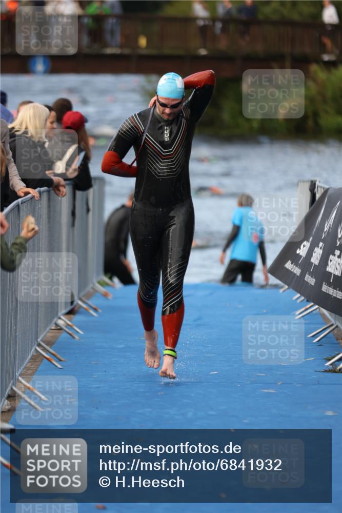 25.08.2024 - Elbe Triathlon Hamburg H.Heesch http://msf.ph/oto/6841932 25.08.2024 08:45:10 Schwimmen 168, 169 meine-sportfotos.de