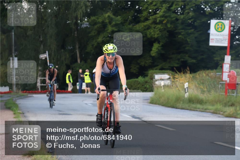25.08.2024 - Elbe Triathlon Hamburg Fuchs,  Jonas http://msf.ph/oto/6841940 25.08.2024 08:58:12 Radfahren 137, 123, 114, 87 meine-sportfotos.de