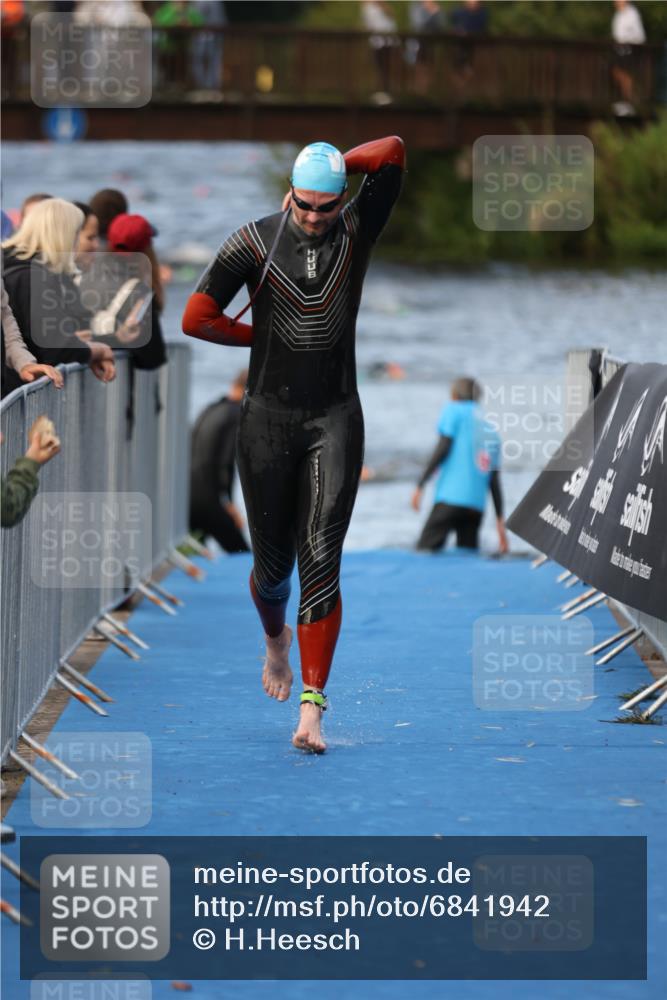 25.08.2024 - Elbe Triathlon Hamburg H.Heesch http://msf.ph/oto/6841942 25.08.2024 08:45:10 Schwimmen 168, 169 meine-sportfotos.de