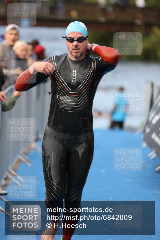 25.08.2024 - Elbe Triathlon Hamburg H.Heesch http://msf.ph/oto/6842009 25.08.2024 08:45:12 Schwimmen 168 meine-sportfotos.de