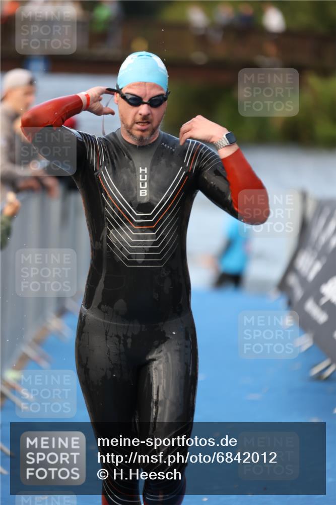25.08.2024 - Elbe Triathlon Hamburg H.Heesch http://msf.ph/oto/6842012 25.08.2024 08:45:12 Schwimmen 168 meine-sportfotos.de