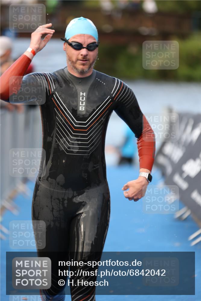 25.08.2024 - Elbe Triathlon Hamburg H.Heesch http://msf.ph/oto/6842042 25.08.2024 08:45:12 Schwimmen 168 meine-sportfotos.de