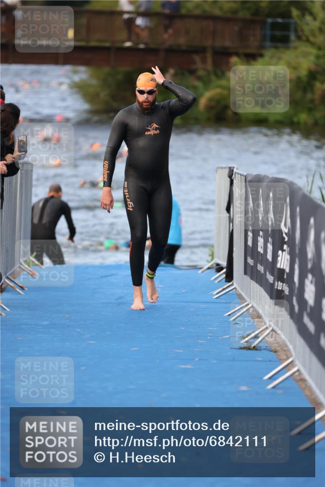 25.08.2024 - Elbe Triathlon Hamburg H.Heesch http://msf.ph/oto/6842111 25.08.2024 08:45:28 Schwimmen 157, 158 meine-sportfotos.de