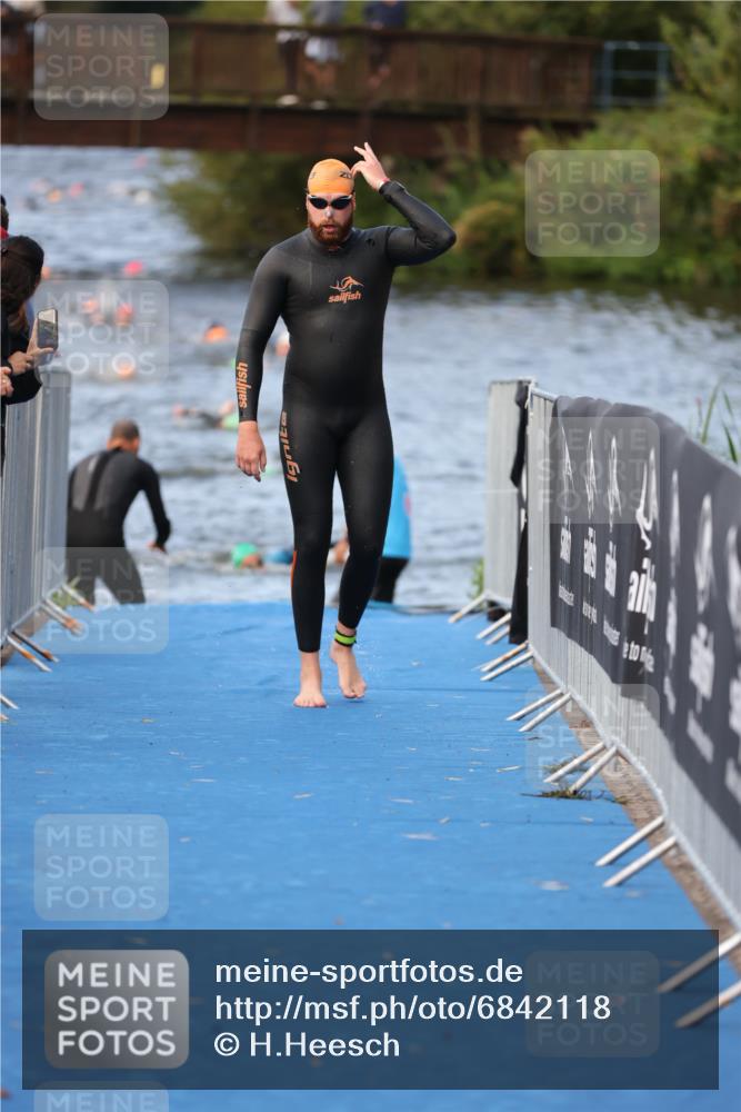 25.08.2024 - Elbe Triathlon Hamburg H.Heesch http://msf.ph/oto/6842118 25.08.2024 08:45:28 Schwimmen 157, 158 meine-sportfotos.de