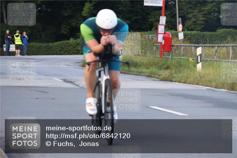 25.08.2024 - Elbe Triathlon Hamburg Fuchs,  Jonas http://msf.ph/oto/6842120 25.08.2024 08:58:29 Radfahren 43, 69 meine-sportfotos.de