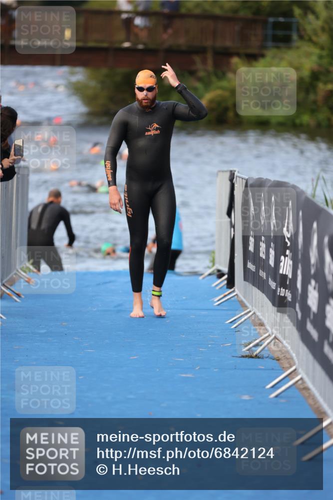 25.08.2024 - Elbe Triathlon Hamburg H.Heesch http://msf.ph/oto/6842124 25.08.2024 08:45:28 Schwimmen 157, 158 meine-sportfotos.de
