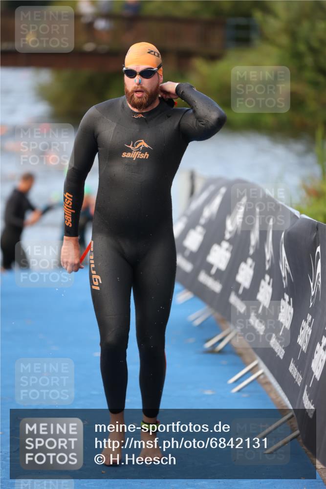 25.08.2024 - Elbe Triathlon Hamburg H.Heesch http://msf.ph/oto/6842131 25.08.2024 08:45:32 Schwimmen 157, 158, 159 meine-sportfotos.de