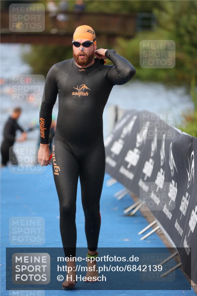 25.08.2024 - Elbe Triathlon Hamburg H.Heesch http://msf.ph/oto/6842139 25.08.2024 08:45:32 Schwimmen 157, 158, 159 meine-sportfotos.de