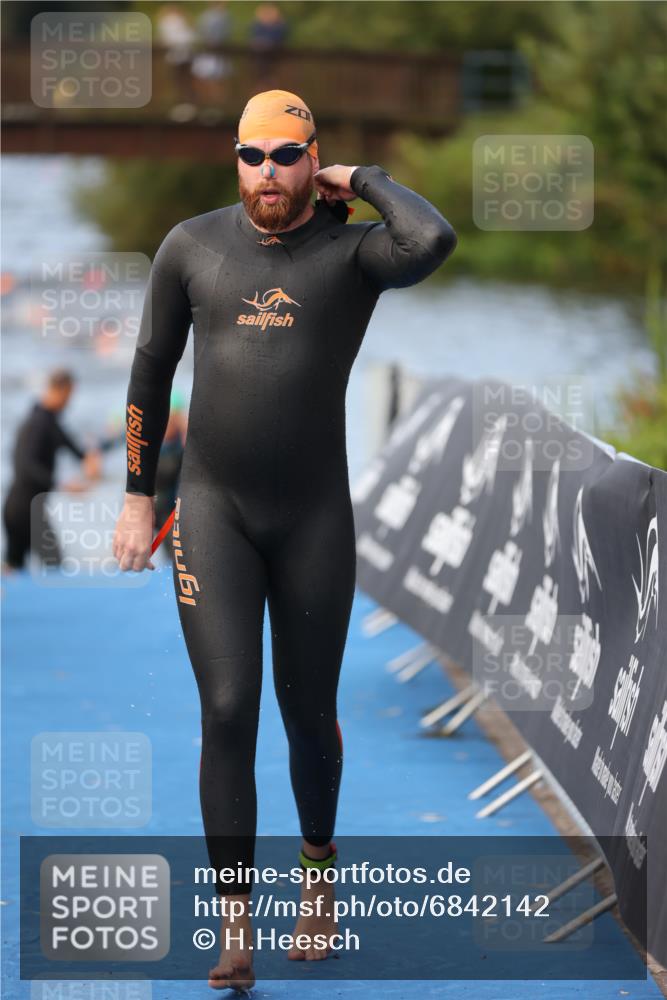 25.08.2024 - Elbe Triathlon Hamburg H.Heesch http://msf.ph/oto/6842142 25.08.2024 08:45:32 Schwimmen 157, 158, 159 meine-sportfotos.de