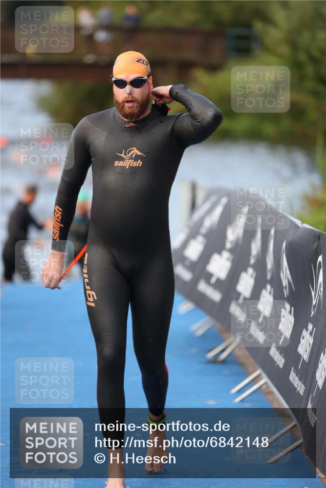 25.08.2024 - Elbe Triathlon Hamburg H.Heesch http://msf.ph/oto/6842148 25.08.2024 08:45:32 Schwimmen 157, 158, 159 meine-sportfotos.de