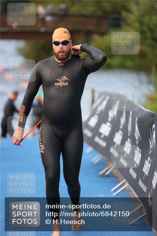 25.08.2024 - Elbe Triathlon Hamburg H.Heesch http://msf.ph/oto/6842150 25.08.2024 08:45:32 Schwimmen 157, 158, 159 meine-sportfotos.de