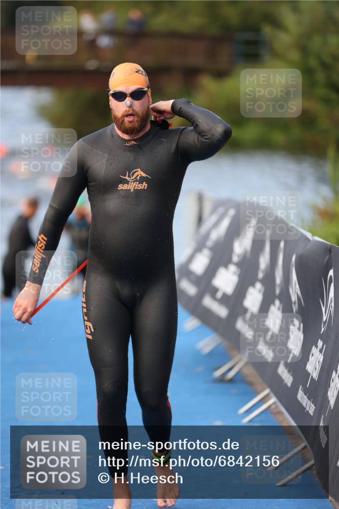 25.08.2024 - Elbe Triathlon Hamburg H.Heesch http://msf.ph/oto/6842156 25.08.2024 08:45:32 Schwimmen 157, 158, 159 meine-sportfotos.de