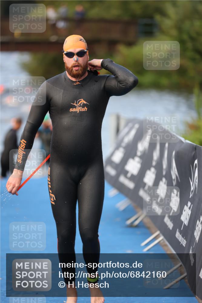 25.08.2024 - Elbe Triathlon Hamburg H.Heesch http://msf.ph/oto/6842160 25.08.2024 08:45:32 Schwimmen 157, 158, 159 meine-sportfotos.de