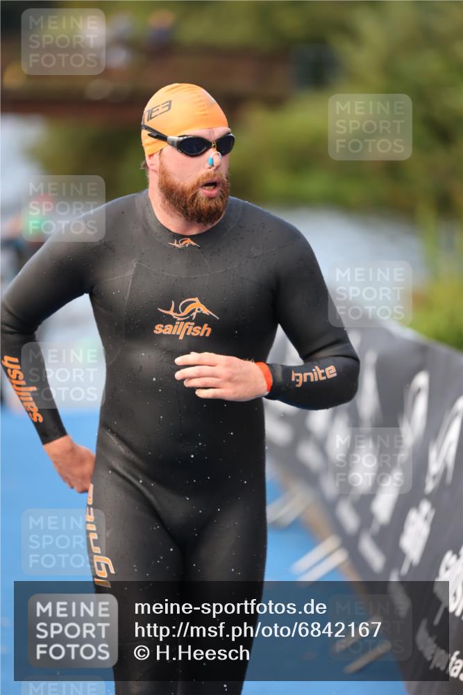 25.08.2024 - Elbe Triathlon Hamburg H.Heesch http://msf.ph/oto/6842167 25.08.2024 08:45:33 Schwimmen 157, 158, 159 meine-sportfotos.de