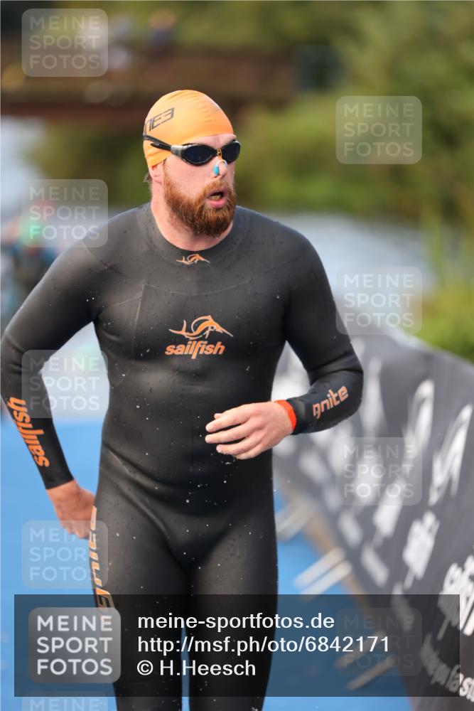 25.08.2024 - Elbe Triathlon Hamburg H.Heesch http://msf.ph/oto/6842171 25.08.2024 08:45:33 Schwimmen 157, 158, 159 meine-sportfotos.de