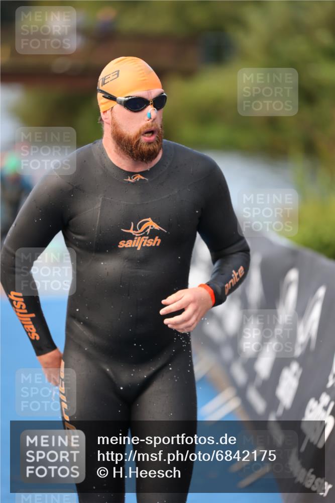 25.08.2024 - Elbe Triathlon Hamburg H.Heesch http://msf.ph/oto/6842175 25.08.2024 08:45:33 Schwimmen 157, 158, 159 meine-sportfotos.de