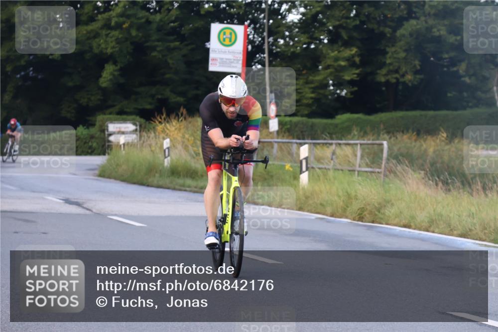 25.08.2024 - Elbe Triathlon Hamburg Fuchs,  Jonas http://msf.ph/oto/6842176 25.08.2024 08:58:42 Radfahren 54, 41, 33 meine-sportfotos.de