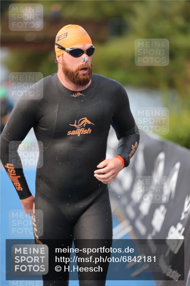 25.08.2024 - Elbe Triathlon Hamburg H.Heesch http://msf.ph/oto/6842181 25.08.2024 08:45:34 Schwimmen 157, 158, 159 meine-sportfotos.de