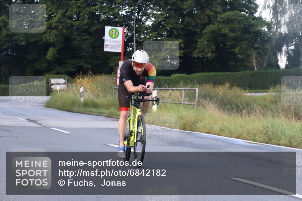25.08.2024 - Elbe Triathlon Hamburg Fuchs,  Jonas http://msf.ph/oto/6842182 25.08.2024 08:58:42 Radfahren 54, 41, 33 meine-sportfotos.de