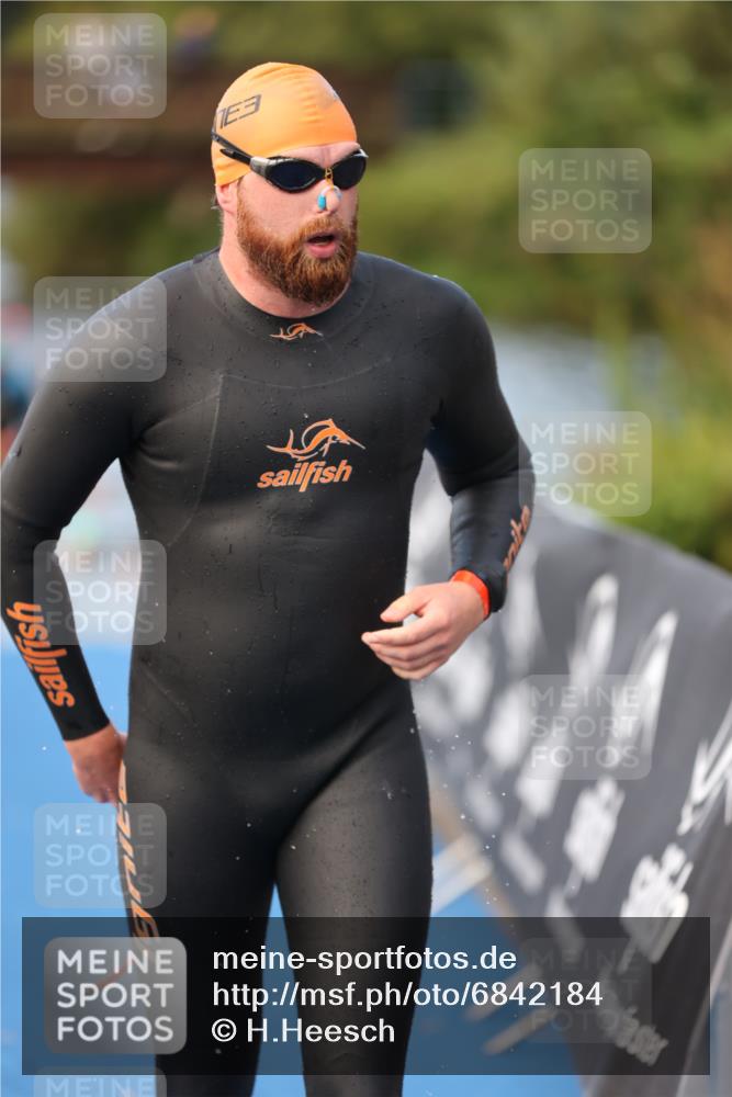 25.08.2024 - Elbe Triathlon Hamburg H.Heesch http://msf.ph/oto/6842184 25.08.2024 08:45:34 Schwimmen 157, 158, 159 meine-sportfotos.de