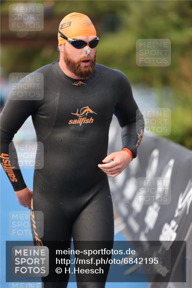 25.08.2024 - Elbe Triathlon Hamburg H.Heesch http://msf.ph/oto/6842195 25.08.2024 08:45:34 Schwimmen 157, 158, 159 meine-sportfotos.de