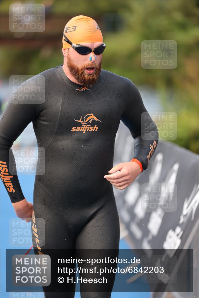 25.08.2024 - Elbe Triathlon Hamburg H.Heesch http://msf.ph/oto/6842203 25.08.2024 08:45:34 Schwimmen 157, 158, 159 meine-sportfotos.de