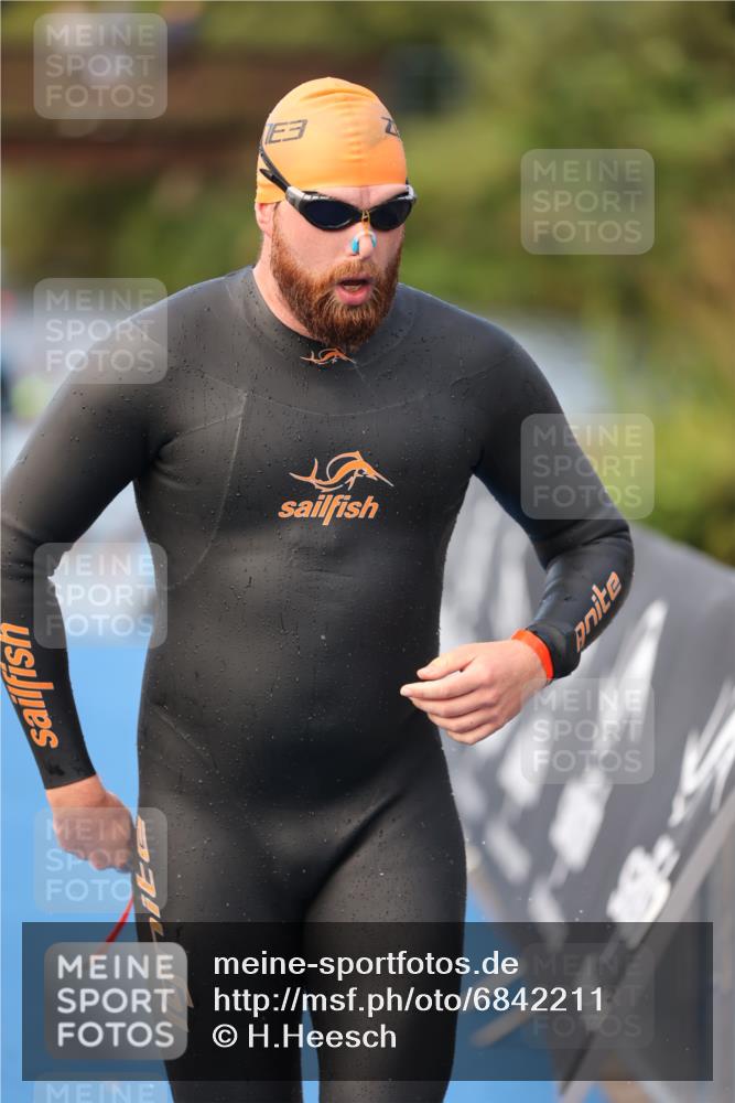 25.08.2024 - Elbe Triathlon Hamburg H.Heesch http://msf.ph/oto/6842211 25.08.2024 08:45:34 Schwimmen 157, 158, 159 meine-sportfotos.de