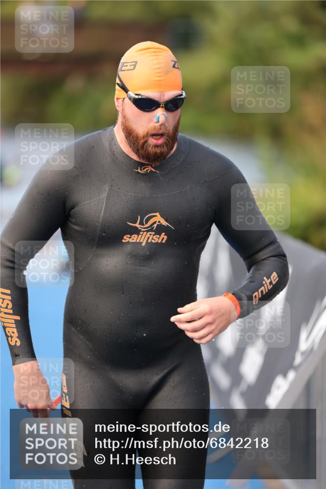 25.08.2024 - Elbe Triathlon Hamburg H.Heesch http://msf.ph/oto/6842218 25.08.2024 08:45:34 Schwimmen 157, 158, 159 meine-sportfotos.de