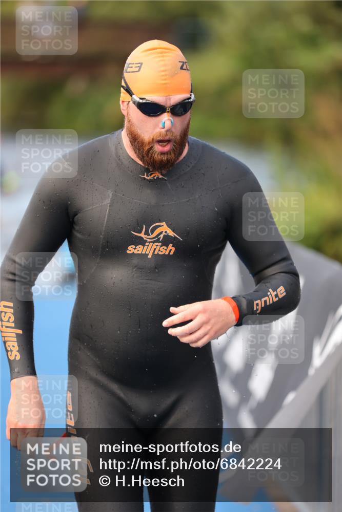 25.08.2024 - Elbe Triathlon Hamburg H.Heesch http://msf.ph/oto/6842224 25.08.2024 08:45:34 Schwimmen 157, 158, 159 meine-sportfotos.de