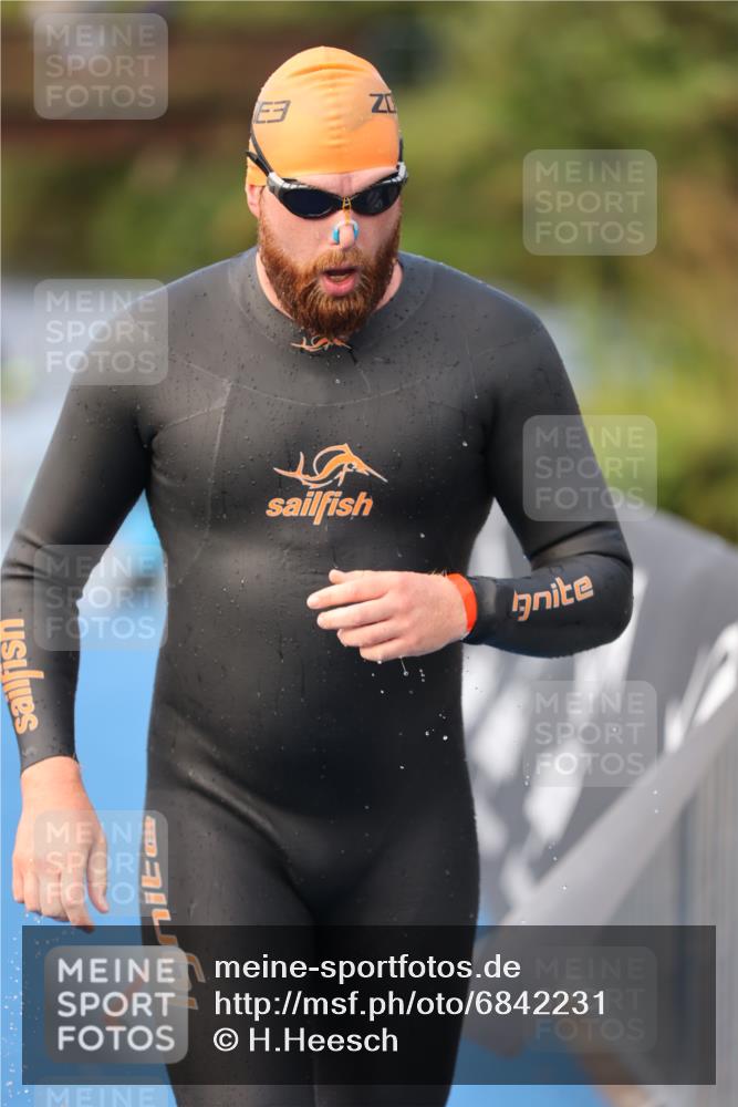 25.08.2024 - Elbe Triathlon Hamburg H.Heesch http://msf.ph/oto/6842231 25.08.2024 08:45:34 Schwimmen 157, 158, 159 meine-sportfotos.de