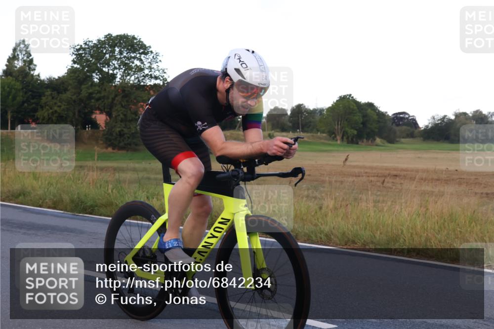 25.08.2024 - Elbe Triathlon Hamburg Fuchs,  Jonas http://msf.ph/oto/6842234 25.08.2024 08:58:43 Radfahren 54, 41, 33 meine-sportfotos.de