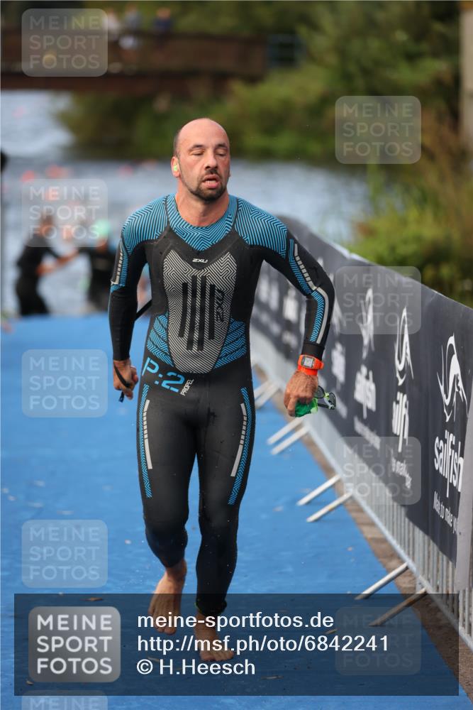 25.08.2024 - Elbe Triathlon Hamburg H.Heesch http://msf.ph/oto/6842241 25.08.2024 08:45:40 Schwimmen 126, 157, 158, 159 meine-sportfotos.de