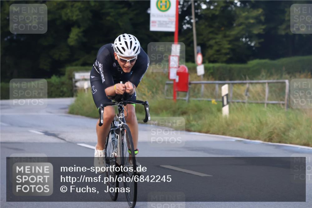 25.08.2024 - Elbe Triathlon Hamburg Fuchs,  Jonas http://msf.ph/oto/6842245 25.08.2024 08:58:45 Radfahren 54, 41, 33 meine-sportfotos.de
