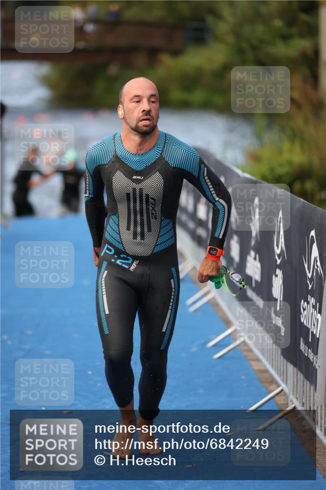 25.08.2024 - Elbe Triathlon Hamburg H.Heesch http://msf.ph/oto/6842249 25.08.2024 08:45:40 Schwimmen 126, 157, 158, 159 meine-sportfotos.de
