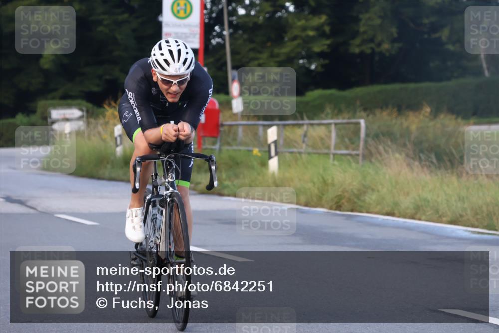 25.08.2024 - Elbe Triathlon Hamburg Fuchs,  Jonas http://msf.ph/oto/6842251 25.08.2024 08:58:46 Radfahren 54, 41, 33 meine-sportfotos.de