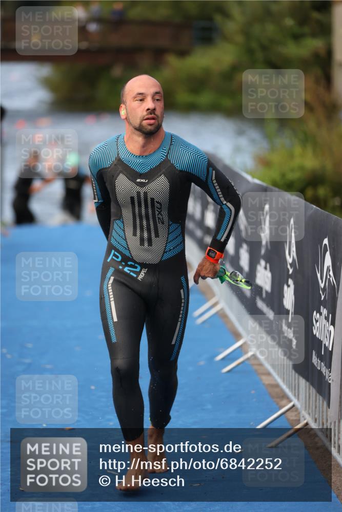 25.08.2024 - Elbe Triathlon Hamburg H.Heesch http://msf.ph/oto/6842252 25.08.2024 08:45:41 Schwimmen 126, 157, 158, 159 meine-sportfotos.de