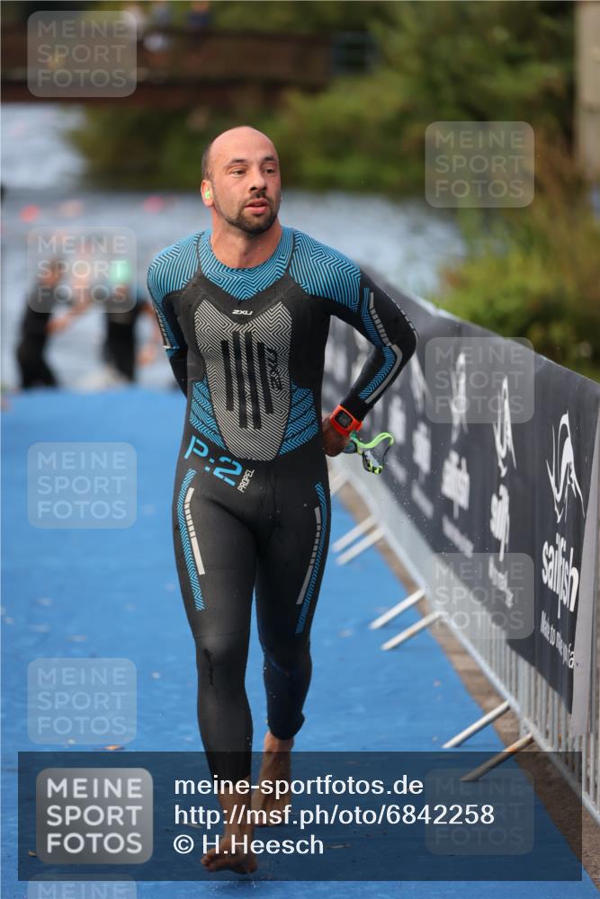 25.08.2024 - Elbe Triathlon Hamburg H.Heesch http://msf.ph/oto/6842258 25.08.2024 08:45:41 Schwimmen 126, 157, 158, 159 meine-sportfotos.de