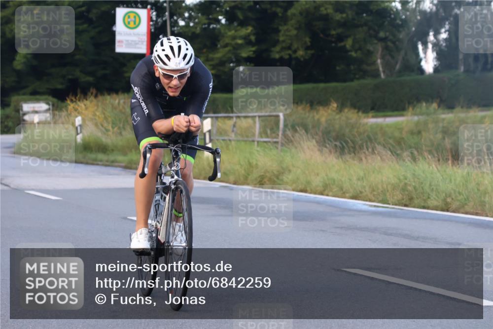 25.08.2024 - Elbe Triathlon Hamburg Fuchs,  Jonas http://msf.ph/oto/6842259 25.08.2024 08:58:46 Radfahren 54, 41, 33 meine-sportfotos.de
