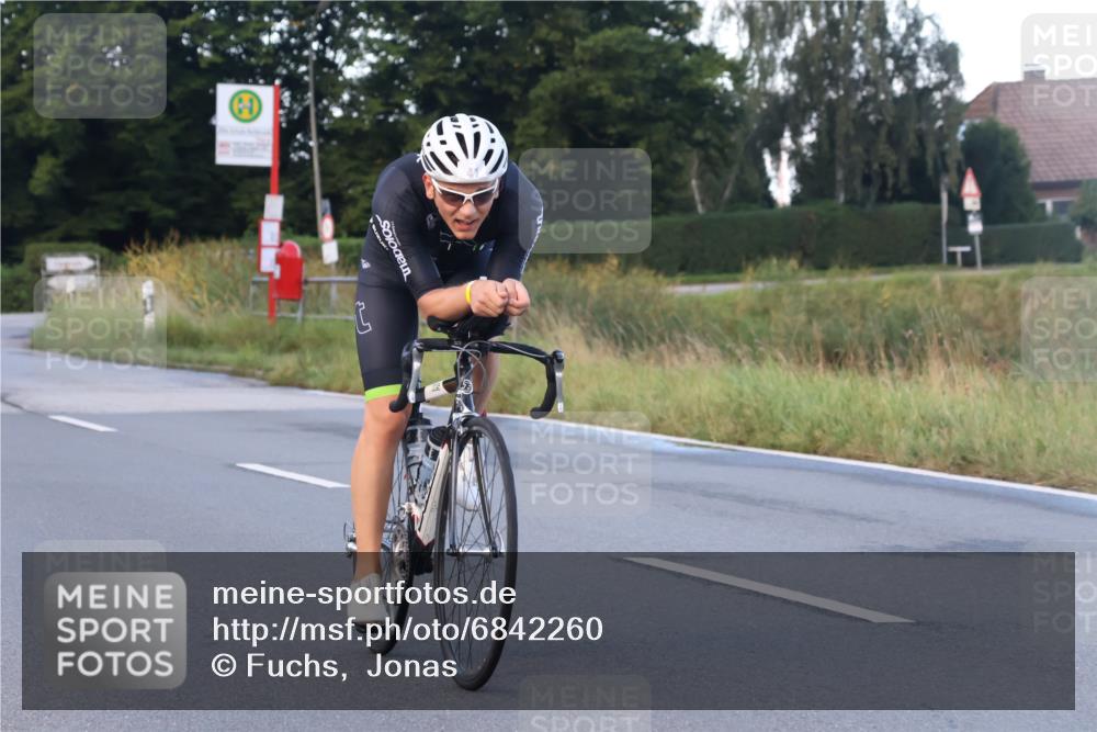 25.08.2024 - Elbe Triathlon Hamburg Fuchs,  Jonas http://msf.ph/oto/6842260 25.08.2024 08:58:46 Radfahren 54, 41, 33 meine-sportfotos.de